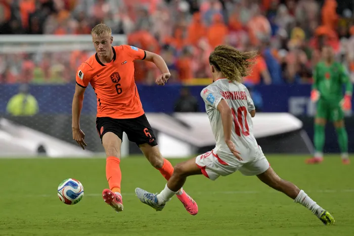Jan Paul Van Hecke, de Países Bajos, y Hannibal Mejbri, de Túnez, el 25 de junio, en el Arrowhead Stadium de Kansas. · Foto: Juan Mabromata / AFP