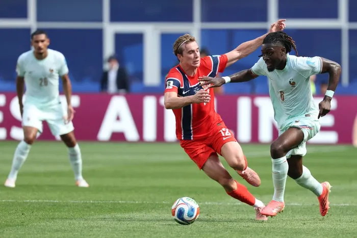 Kristian Thorstvedt, de Noruega, y Manu Kone, de Francia, durante un partido del grupo I de la Copa Mundial 2026, en el Boston Stadium de Foxborough, el 26 de junio. · Foto: Franck Fife,  AFP