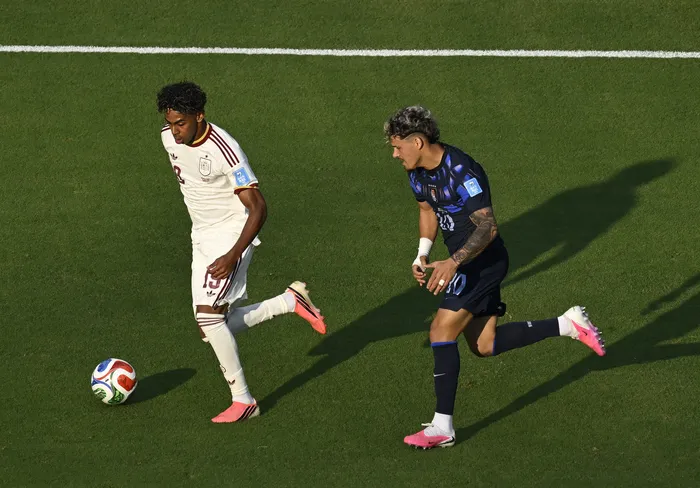 Lamine Yamal, de España, y Maximiliano Araújo, de Uruguay, el 26 de junio,  en el estadio Akron de Guadalajara · Foto: Alfredo Estrella, AFP