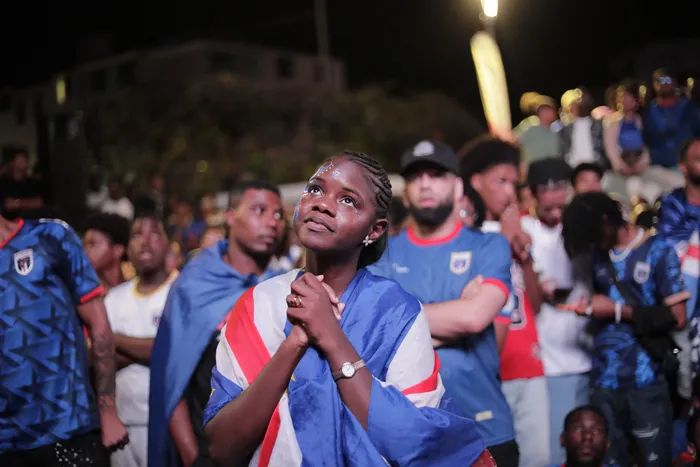 Una hincha de Cabo Verde observa el partido frente a Arabia Saudita, el 26 de junio, en Praia. · Foto: José Correia, AFP
