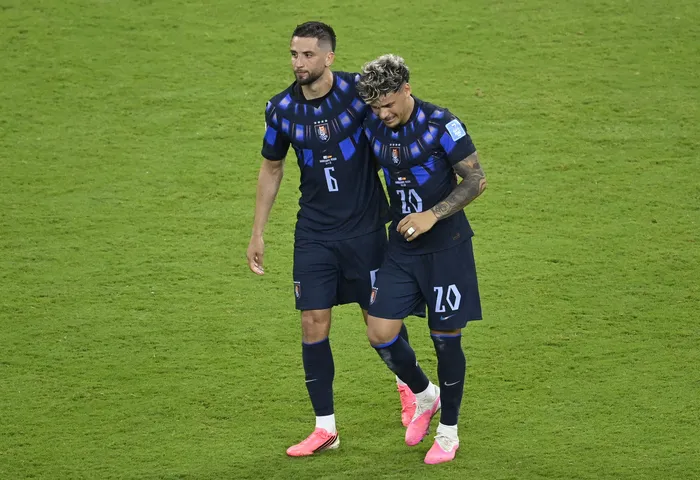 Rodrigo Bentancur y Maximiliano Araújo, de Uruguay, el 26 de junio tras la eliminación en fase de grupos del Mundial, en el estadio Akron de Guadalajara. Foto: Alfredo Estrella, AFP