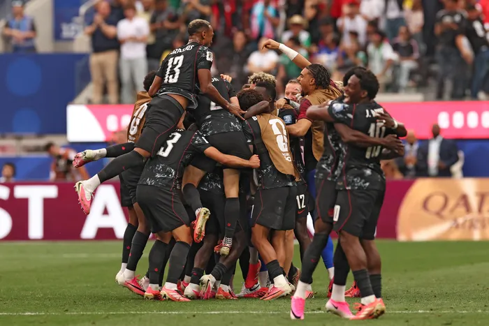 Canadá celebra el tanto convertido por Stephen Eustaquio contra Sudáfrica, el 28 de junio, en el SoFi Stadium de Los Ángeles. Foto: Etienne Laurent, AFP