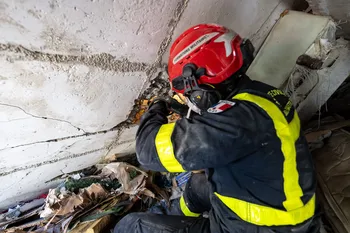 Operaciones de rescate en un edificio destruido por dos terremotos consecutivos en Catia La Mar, estado de La Guaira, Venezuela, el 29 de junio. Foto de Miguel Medina, AFP
