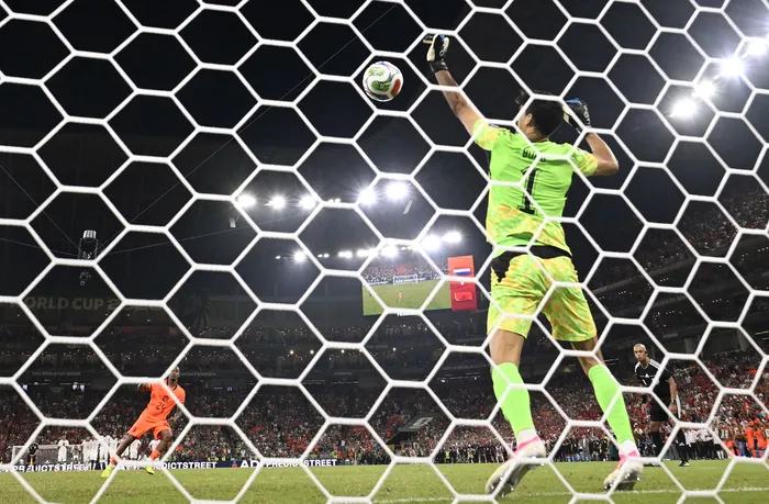 Yassine Bounou, golero de Marruecos, en la tanda de penales contra Paises Bajos por los dieciseisavos de final, en el estadio BBVA de Monterrey, el 29 de junio. · Foto: Alfredo Estrella, AFP