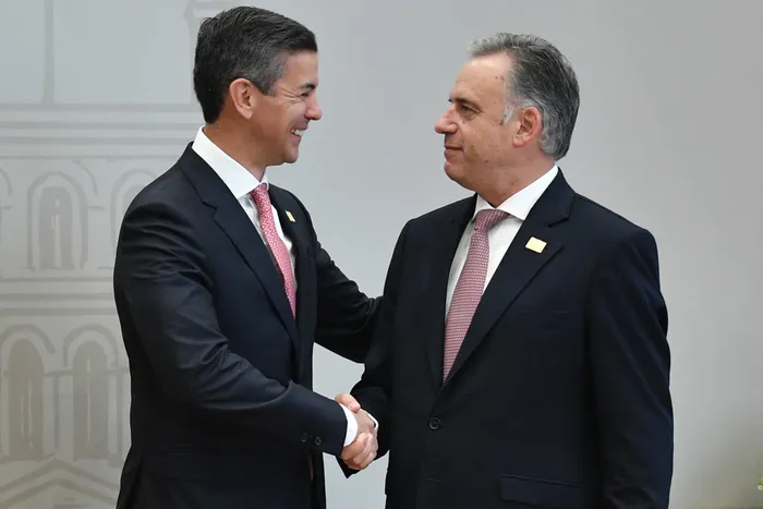Santiago Peña, presidente de Paraguay, y Yamandú Orsi en la 68ª Cumbre de Jefes de Estado del Mercosur en la sede de la Conmebol, en Luque, Paraguay, el 30 de junio. Foto: Daniel Duarte, AFP