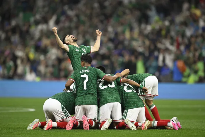 México festeja su segundo gol contra Ecuador, el 30 de junio, por los dieciseisavos de final, en el estadio Azteca. · Foto: Alfredo Estrella, AFP