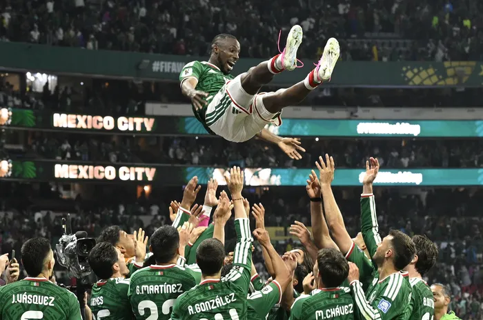 Jugadores de México, el 30 de junio, tras ganarle a Ecuador, en Ciudad de México. · Foto: Yuri Cortez / AFP
