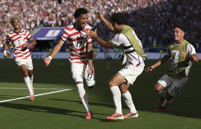 Malik Tilliman, de Estados Unidos, celebrando el segundo tanto contra Bosnia Herzegovina, el 1º de julio, en el Levi's Stadium de Santa Clara, California. · Foto: Charlotte Wilson, Getty Images, AFP