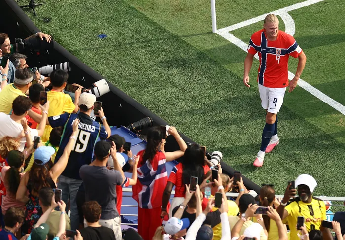 Erling Haaland, de Noruega, celebrando el segundo tanto contra Brasil por los octavos de final en el MetLife Stadium de Nueva York. Foto: Charly Triballeau, AFP