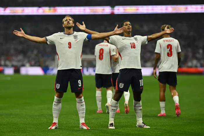Harry Kane y Jude Bellingham, de Inglaterra, festejan el primer gol contra México, el 5 de julio, en el estadio Azteca. · Foto: Carl de Souza, AFP