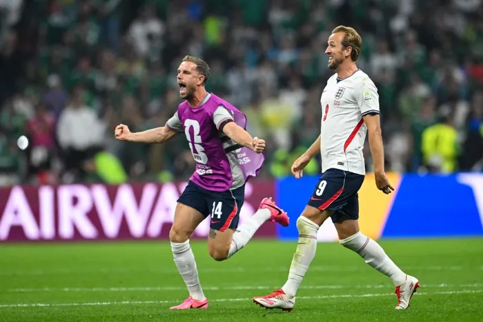 Jordan Henderson y Harry Kane, el 5 de julio, tras ganar el partido ante México, en el estadio de la Ciudad de México. · Foto: Carl de Souza, AFP