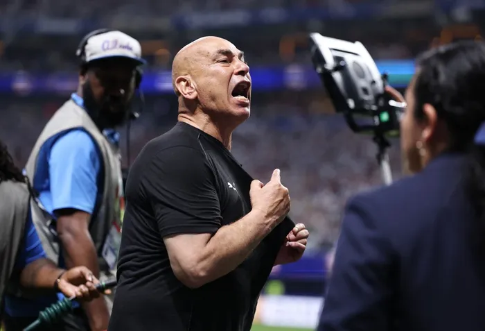 Hossam Hassan, entrenador de Egipto, en el partido de octavos de final de la Copa Mundial 2026 frente a Argentina, en el estadio de Atlanta, el 7 de julio. · Foto: Buda Mendes, Getty Images, AFP