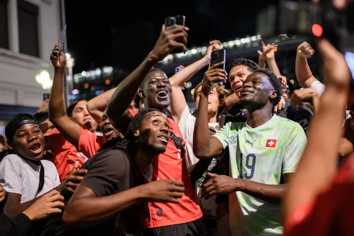 Hinchas suizos, el 8 de julio, en Lausana, Suiza. · Foto: Fabrice Coffrin, AFP