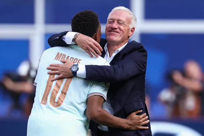 Kylian Mbappé y Didier Deschamps, de Francia tras el partido ante Marruecos, el 9 de julio, en el estadio de Boston. · Foto: Franck Fife,  AFP
