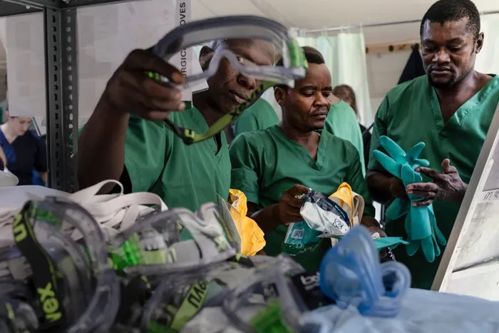 Personal de la salud prepara equipos de protección individual durante una capacitación impartida por la organización médica humanitaria Médicos Sin Fronteras, el 10 de julio, en Kajiado, Kenia. · Foto: Tony Karumba, AFP