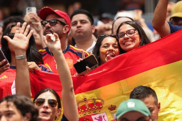 Hinchas de España, el 10 de julio, en el estadio de Los Ángeles. · Foto: Etienne Laurent, AFP