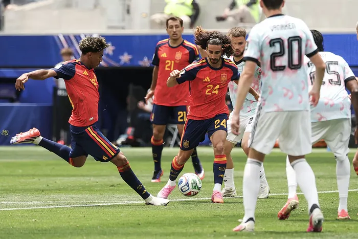 Lamine Yamal y Marc Cucurella de España, durante el partido de cuartos de final del Mundial 2026 entre España y Bélgica, en el estadio de Los Ángeles en Inglewood, el 10 de julio de 2026. · Foto: Etienne Laurent, AFP