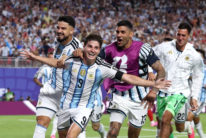 Julián Álvarez festeja su gol frente a Suiza, por los cuartos de final frente a Suiza, en Kansas City. · Foto: Carl Recine / Getty Images / AFP