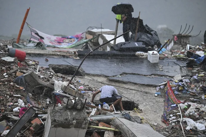 Búsqueda de sobrevivientes en Caraballeda, estado de La Guaira, Venezuela, el 11 de julio. · Foto: Raúl Arboleda, AFP