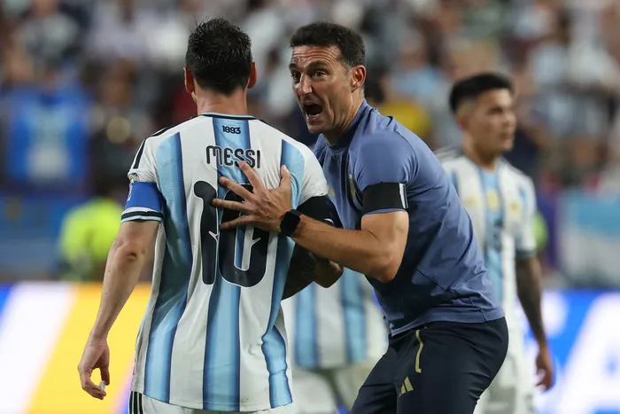 Lionel Messi y Lionel Scaloni, el 11 de julio, en Kansas. · Foto: Odd Andersen, AFP