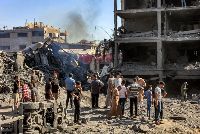 Escombros de edificios destruidos tras un ataque israelí contra una zona industrial de Gaza, el 12 de julio. · Foto: Omar Al-Qattaa, AFP