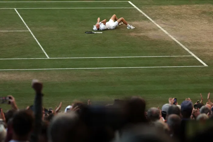 Jannik Sinner, tras vencer a Alexander Zverev, el 12 de julio, en la final del torneo de Wimbledon 2026, disputada en el All England Lawn Tennis and Croquet Club de Wimbledon, en Londres. · Foto: Adrian Dennis, AFP