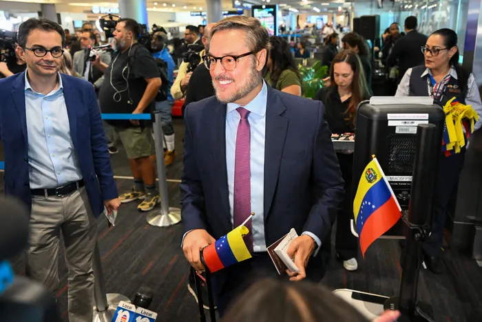 Félix Plasencia, el 30 de abril, en el aeropuerto internacional de Miami rumbo a Caracas. Foto: Chandan Khanna, AFP