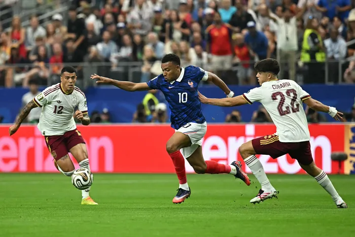 Pedro Porro y Pau Cubarsi, de España, marcando a Kylian Mbappé, de Francia, el 14 de julio, en el AT&T Stadium de Dallas. Foto: Paul Ellis, AFP