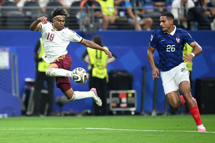 Lamine Yamal controla el balón bajo la atenta mirada del defensor francés Maxence Lacroix en una de las semifinales del Mundial 2026, el 14 de julio, en el estadio Dallas. · Foto: Mauro Pimentel, AFP