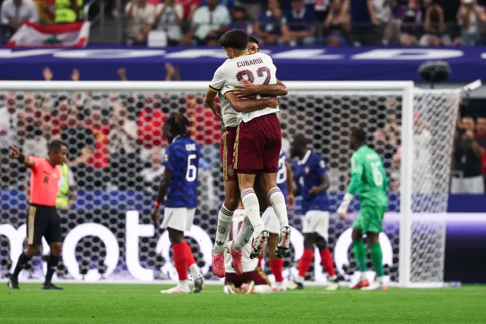 Rodri y Pau Cubarsi tras el segundo gol de su equipo, anotado por el defensa Pedro Porro,  durante la semifinal del Mundial de Fútbol, en el estadio Dallas de Arlington, el 14 de julio. · Foto: Franck Fife,  AFP