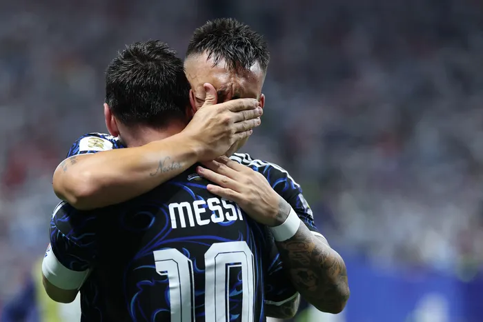 Lautaro Martínez junto a Lionel Messi, tras marcar el segundo gol de su equipo en el partido por semifinales del Mundial frente a Inglaterra, en el estadio de Atlanta, el 15 de julio. · Foto: Thomas Coex, AFP
