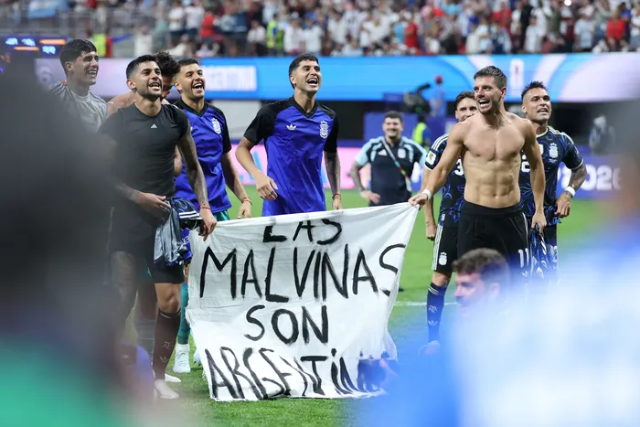 Jugadores de Argentina tras ganar el partido de semifinales del Mundial frente a Inglaterra en el estadio de Atlanta el 15 de julio. · Foto: Thomas Coex, AFP