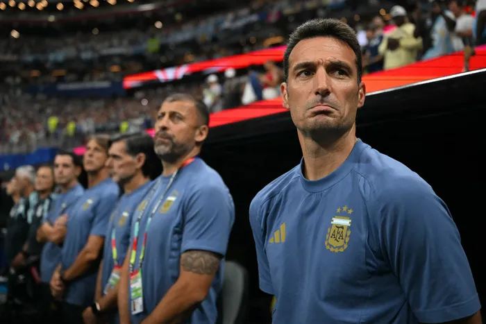 Lionel Scaloni, director técnico de Argentina, el 15 de julio, durante la semifinal del Mundial 2026 en el Mercedes-Benz Stadium de Atlanta. · Foto: Roberto Schmidt, AFP