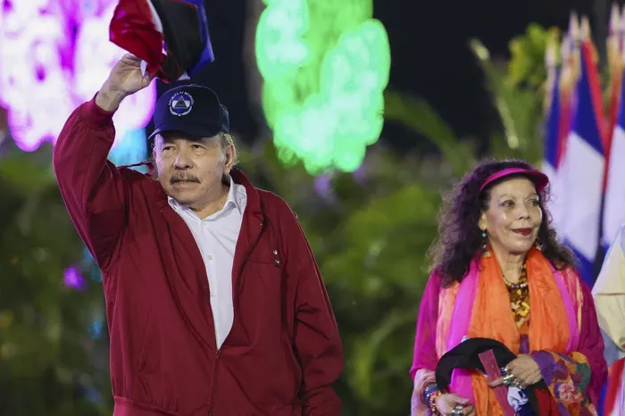 Daniel Ortega junto con su esposa y copresidenta, Rosario Murillo, durante un acto para conmemorar el 47º aniversario de la Revolución Nicaragüense, el 19 de julio, en Managua. · Foto: César Pérez, Presidencia nicaragüense, AFP