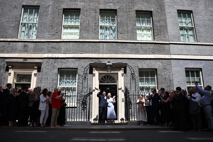 Andy Burnham y su esposa, Marie-France van Heel, en las escaleras del número 10 de Downing Street, en el centro de Londres, el 20 de julio. · Foto: Henry Nicholls, AFP