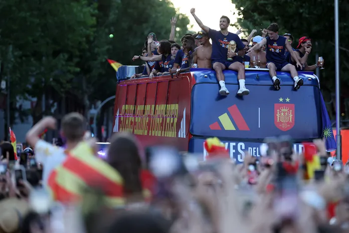 Recorrida de los jugadores de España por las calles de Madrid, tras el título obtenido el domingo en la final de la Copa del Mundo. · Foto: Thomas Coex, AFP