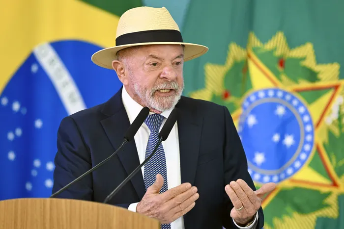 El presidente de Brasil, Luiz Inácio Lula da Silva, durante la presentación de la ley que establece una línea de crédito para las empresas afectadas por los nuevos aranceles impuestos por el gobierno estadounidense, en el Palacio de Planalto. · Foto: Evaristo Sa, AFP