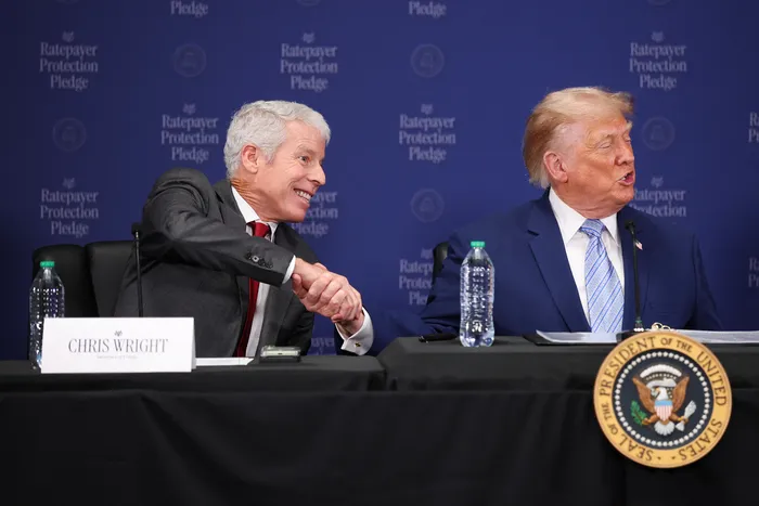 Donald Trump junto al secretario de Energía de EEUU, Chris Wright, el 23 de julio, en un acto Washington. · Foto: Kevin Dietsch / Getty / AFP