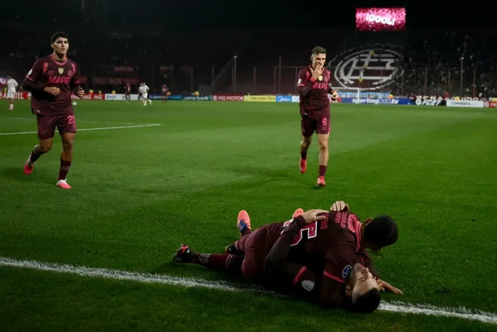 Ramiro Carrera y Dylan Aquino, de Lanús, ante Cienciano, el 22 de julio, en el estadio Ciudad de Lanús, en Buenos Aires. · Foto: Luis Robayo, AFP