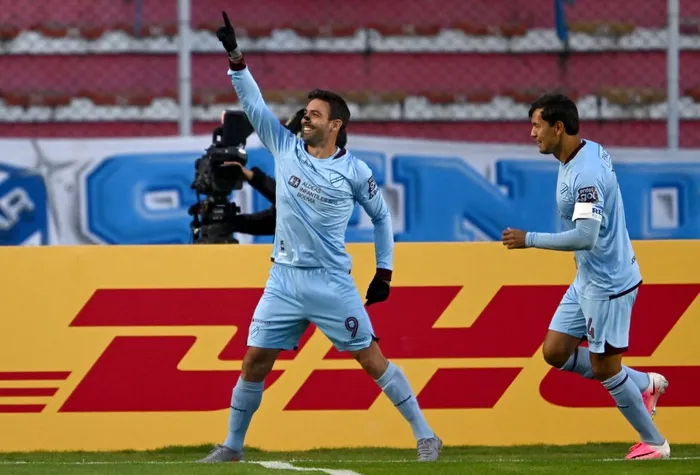 Martín Cauteruccio celebra tras marcar el primer gol de su equipo en el partido entre Bolívar y Gremio en el estadio Hernando Siles de La Paz el 23 de julio. · Foto: Azair Raldes, AFP
