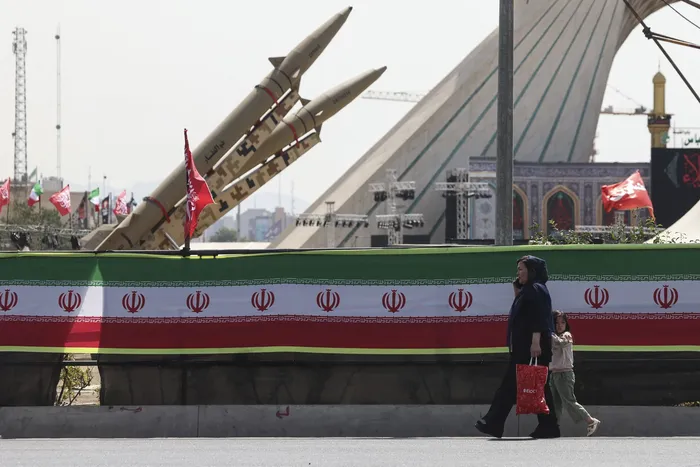 Misiles Zolfaghar de fabricación iraní expuestos en la plaza Azadi de Teherán. Foto: S/d de autor, AFP