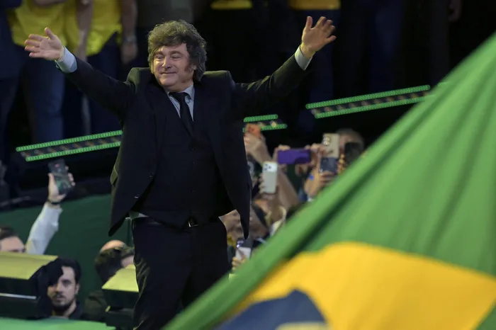 Javier Milei en el lanzamiento de la candidatura del derechista Flávio Bolsonaro, aspirante a la presidencia de Brasil, en la convención del Partido Liberal, en San Pablo, el 25 de julio. · Foto: Nelson Almeida, AFP