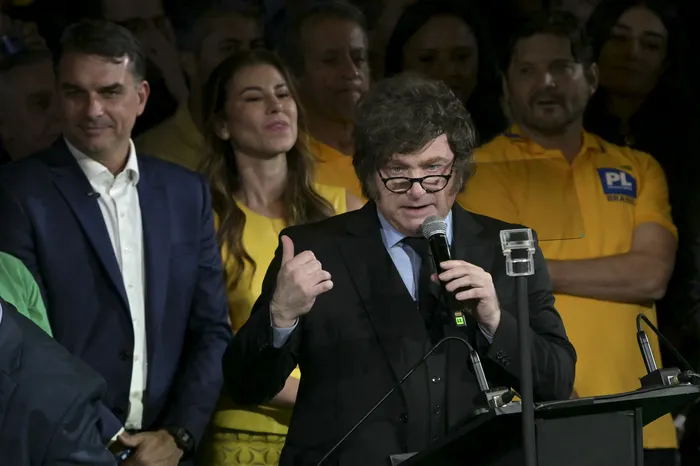 Flávio Bolsonaro y Javier Milei, el 25 de julio, en San Pablo. · Foto: Nelson Almeida, AFP