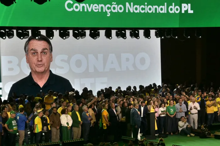 Video del expresidente Jair Bolsonaro, durante el lanzamiento de la candidatura presidencial de su hijo  Flávio Bolsonaro, en la convención del Partido Liberal, en São Paulo, Brasil, el 25 de julio. · Foto: Nelson Almeida, AFP