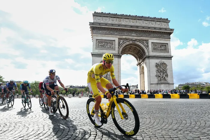Tadej Pogačar, de UAE Team Emirates-XRG, el 26 de julio, en el Arco del Tiunfo. Foto: Anne-Christine Poujoulat, AFP