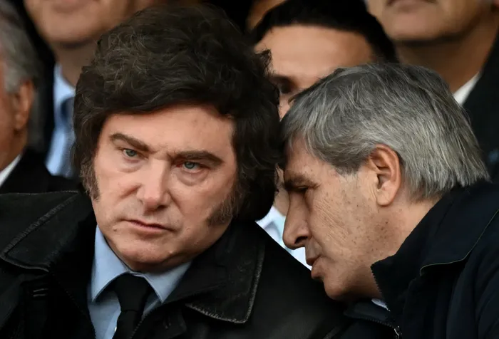 Javier Milei y Luis Caputo, ministro de Economía, el 26 de julio, en Buenos Aires. · Foto: Luis Robayo, AFP