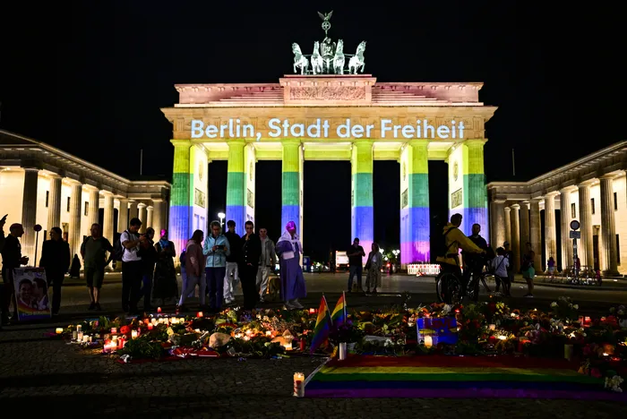 Homenaje tras el ataque contra la comunidad LGBTIQ+, el 26 de julio, en la Puerta de Brandeburgo en Berlín. · Foto: John MacDougall / AFP