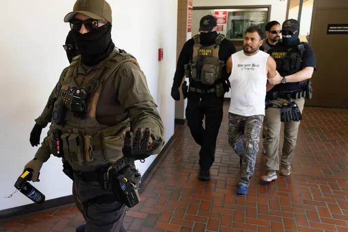Operativo del Servicio de Inmigración y Control de Aduanas de EEUU, el 27 de julio, en California. Foto: Blake Fagan, AFP