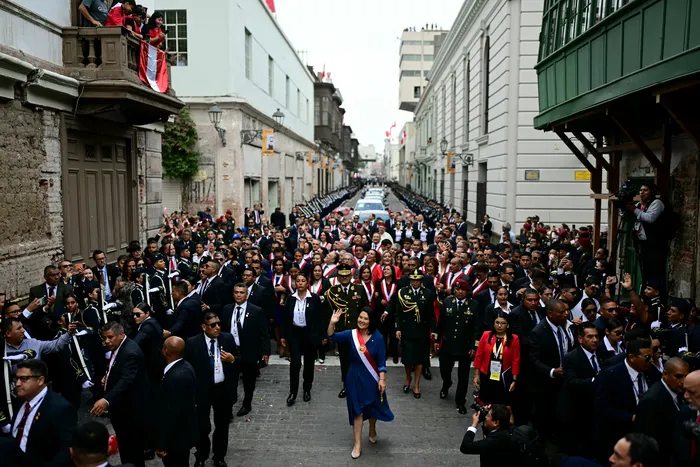 Keiko Fujimori, durante su asunción hacia el Palacio de Gobierno tras salir del Congreso después de su ceremonia de investidura en Lima el 28 de julio de 2026. · Foto: Ernesto Benavides, AFP