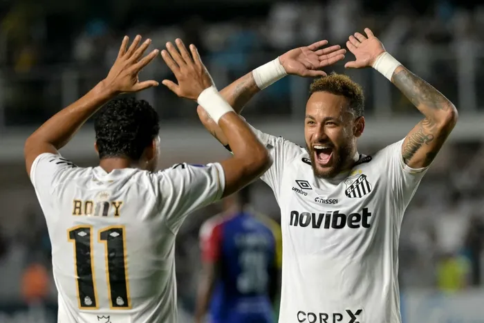 Rony y Neymar, de Santos, el 28 de julio, en el estadio Urbano Caldeira, en San Pablo, Brasil. · Foto: Nelson Almeida, AFP